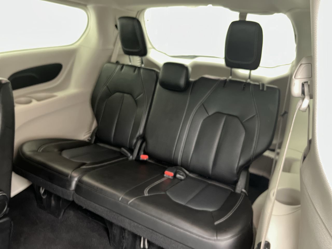 Used 2024 Chrysler Pacifica Touring-L FWD image 13