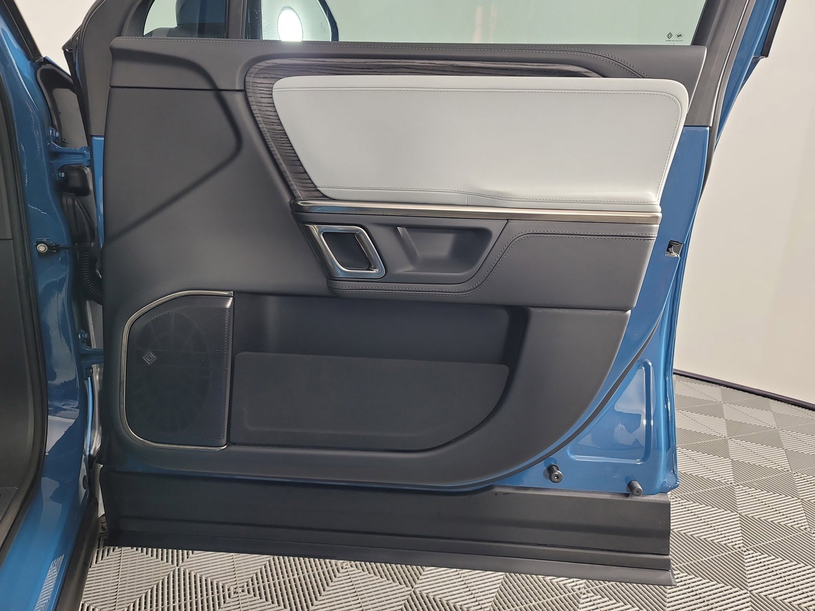 Used 2023 Rivian R1S Launch Edition image 16