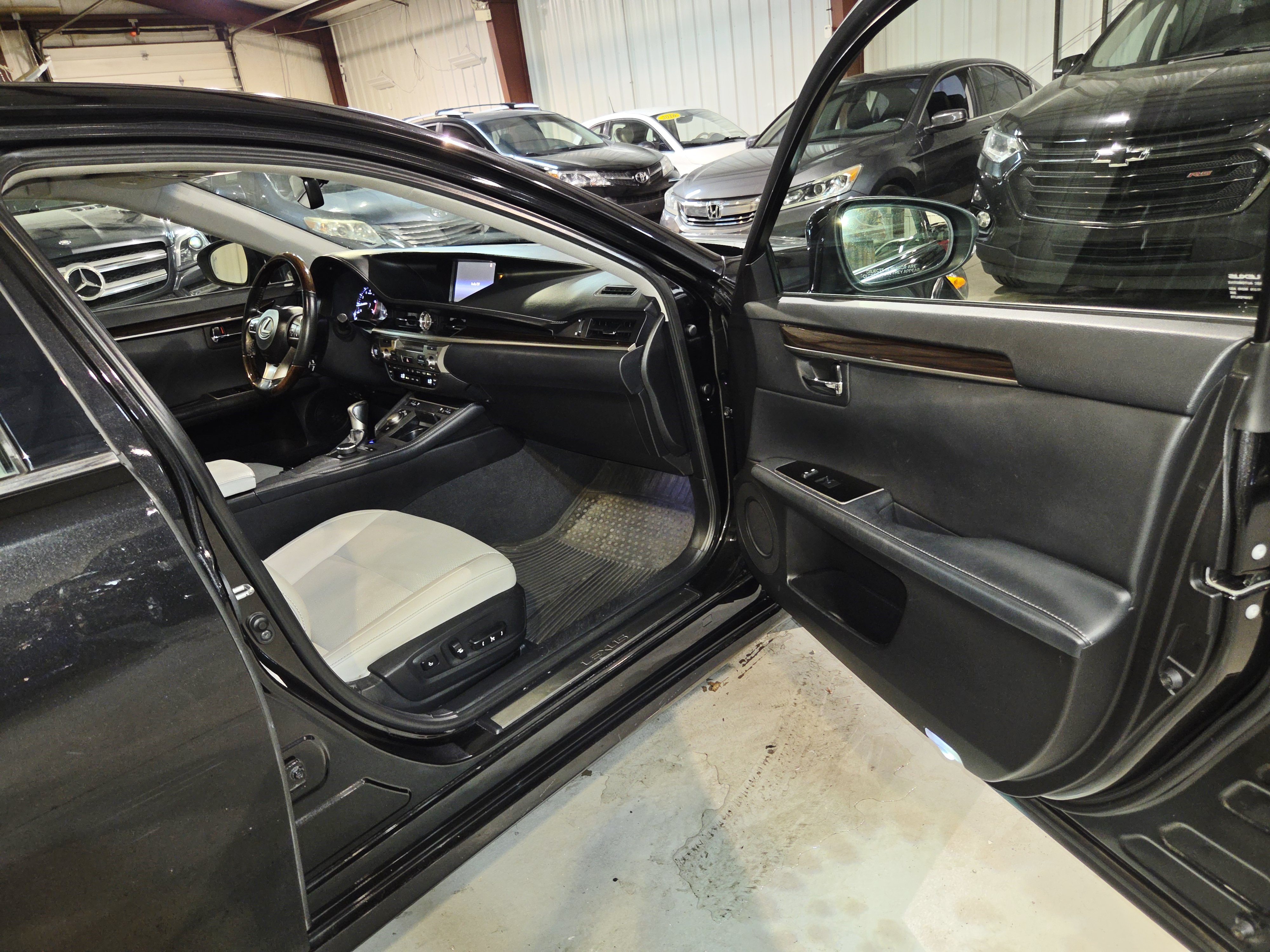 Used 2016 Lexus ES 350 w/ Premium Package w/Wood Trim FWD image 28