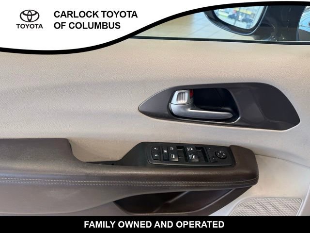 Used 2017 Chrysler Pacifica Touring-L image 11