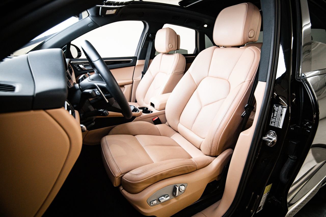 Certified 2025 Porsche Macan AWD/4WD image 5