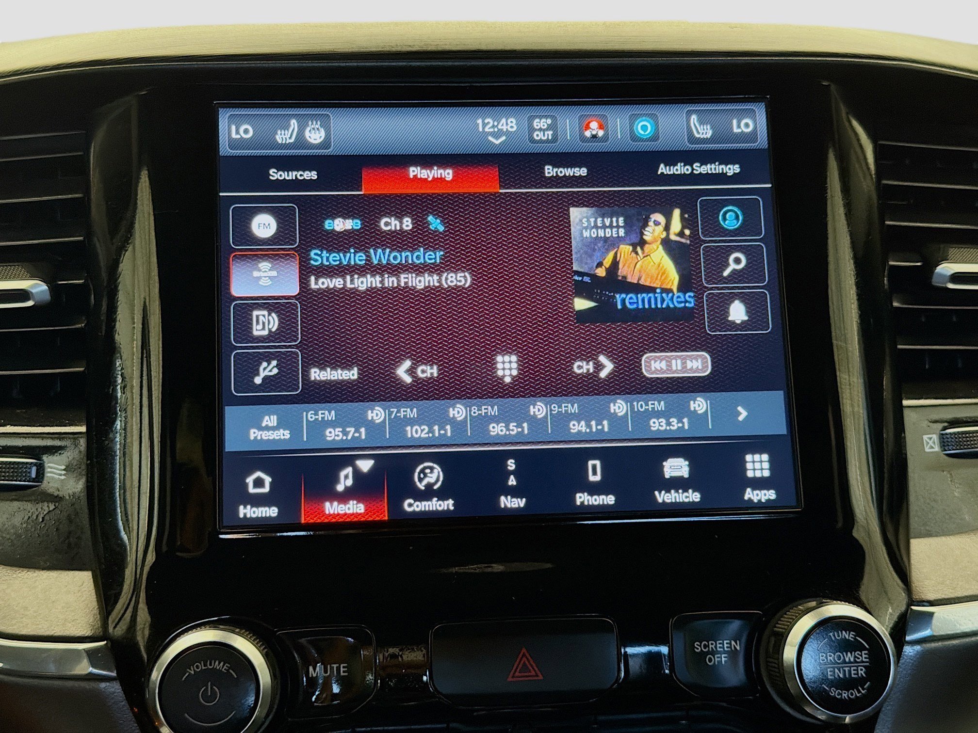 Used 2024 RAM 1500 Laramie AWD/4WD image 9