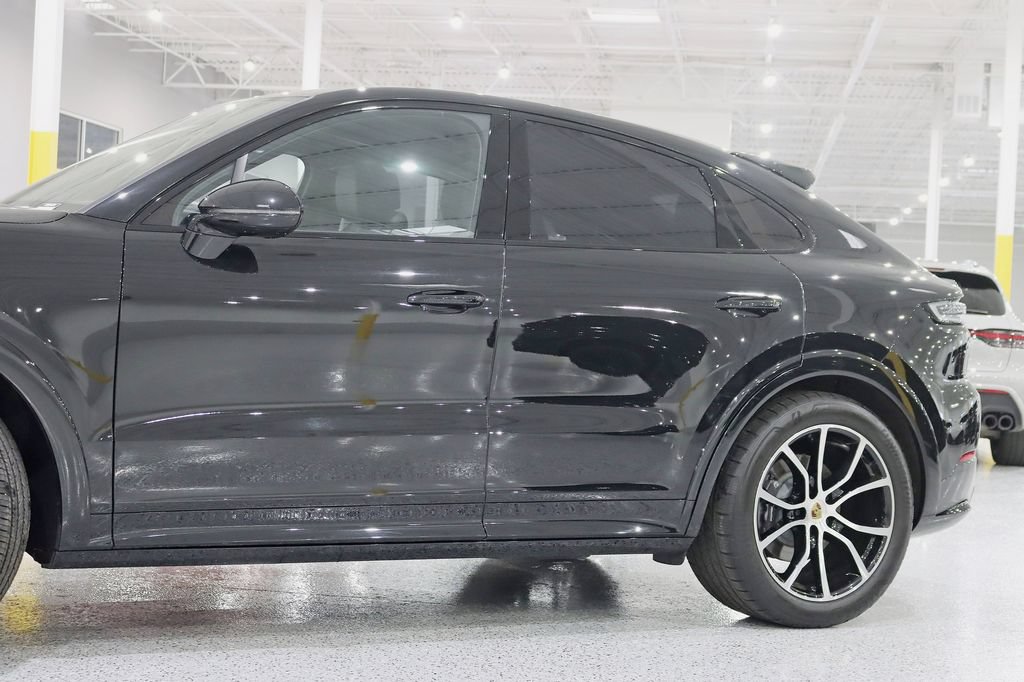 Used 2024 Porsche Cayenne Coupe AWD/4WD image 3