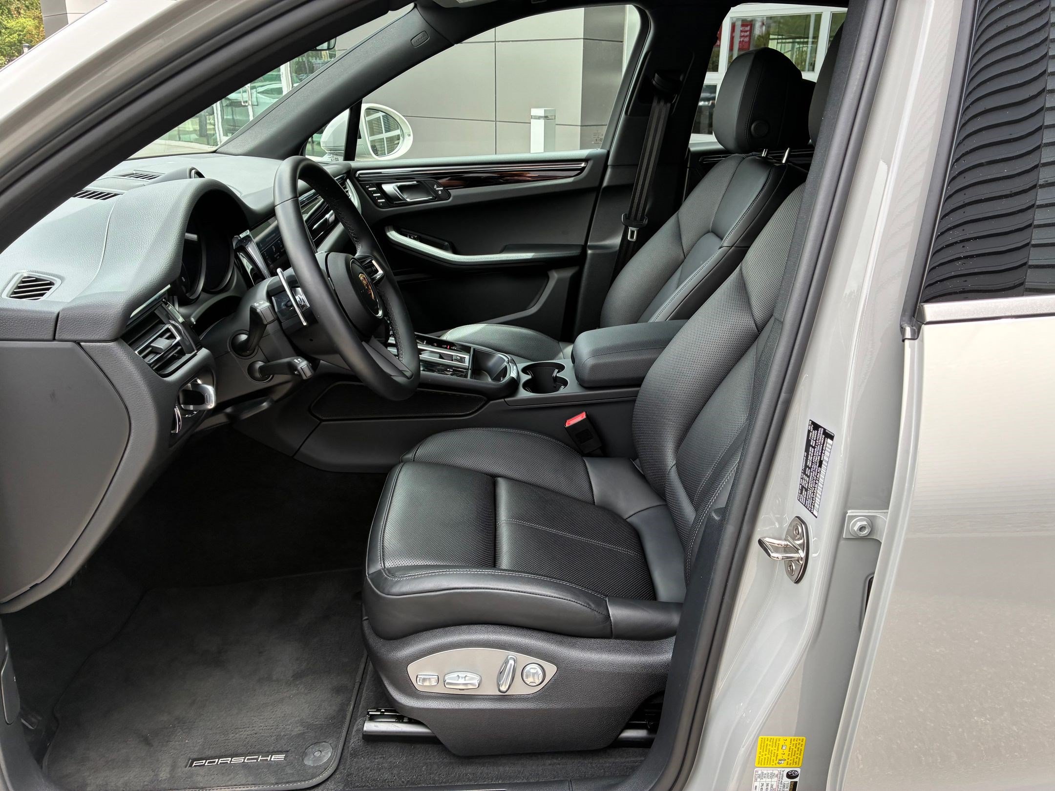 Used 2025 Porsche Macan AWD/4WD image 15