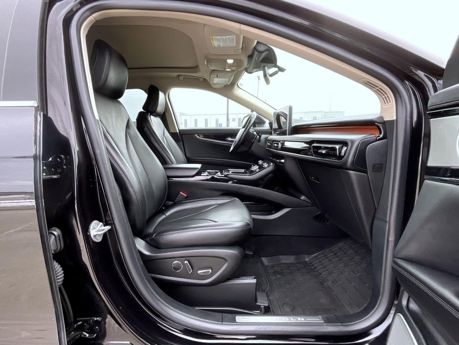 Certified 2023 Lincoln Nautilus Reserve w/ Equipment Group 202A image 16