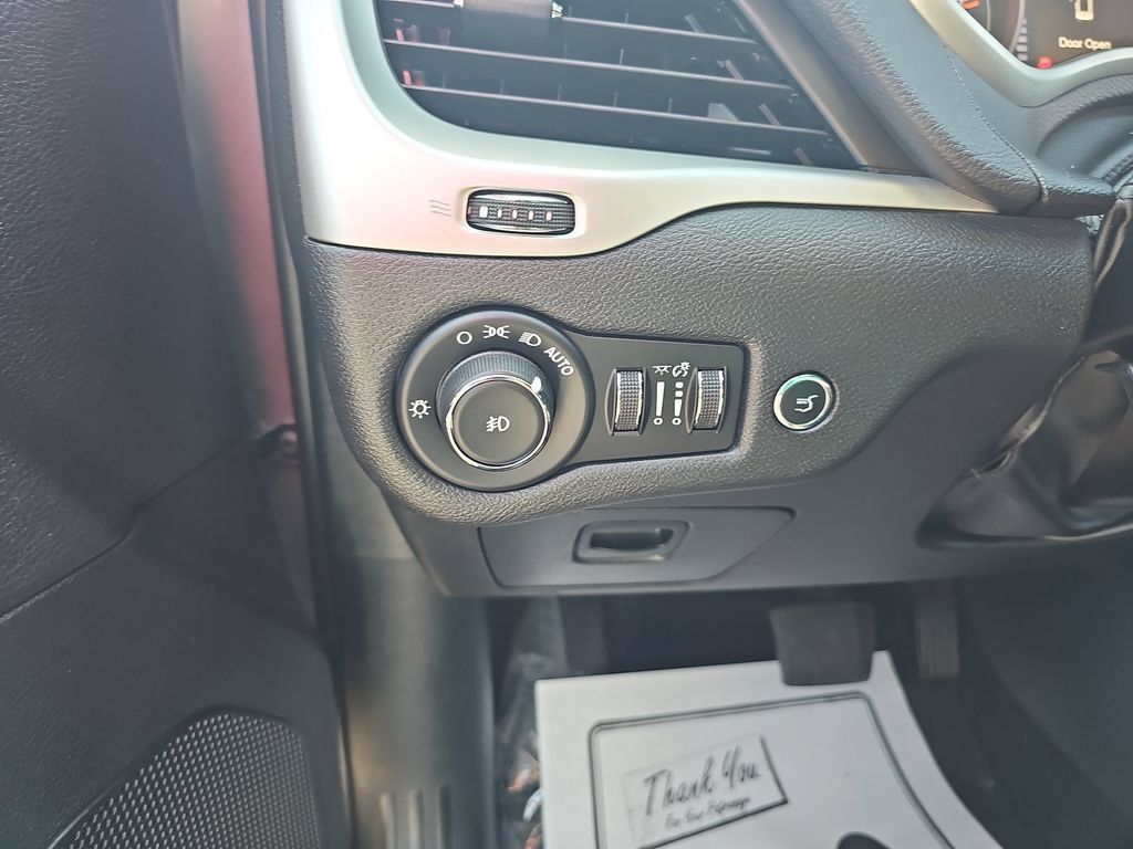 Used 2018 Jeep Cherokee Latitude Plus w/ Comfort/Convenience Group FWD image 33