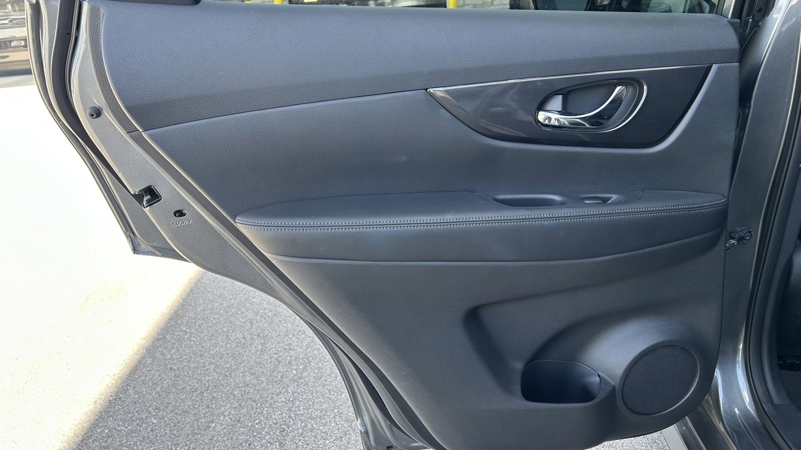 Used 2017 Nissan Rogue SV image 12