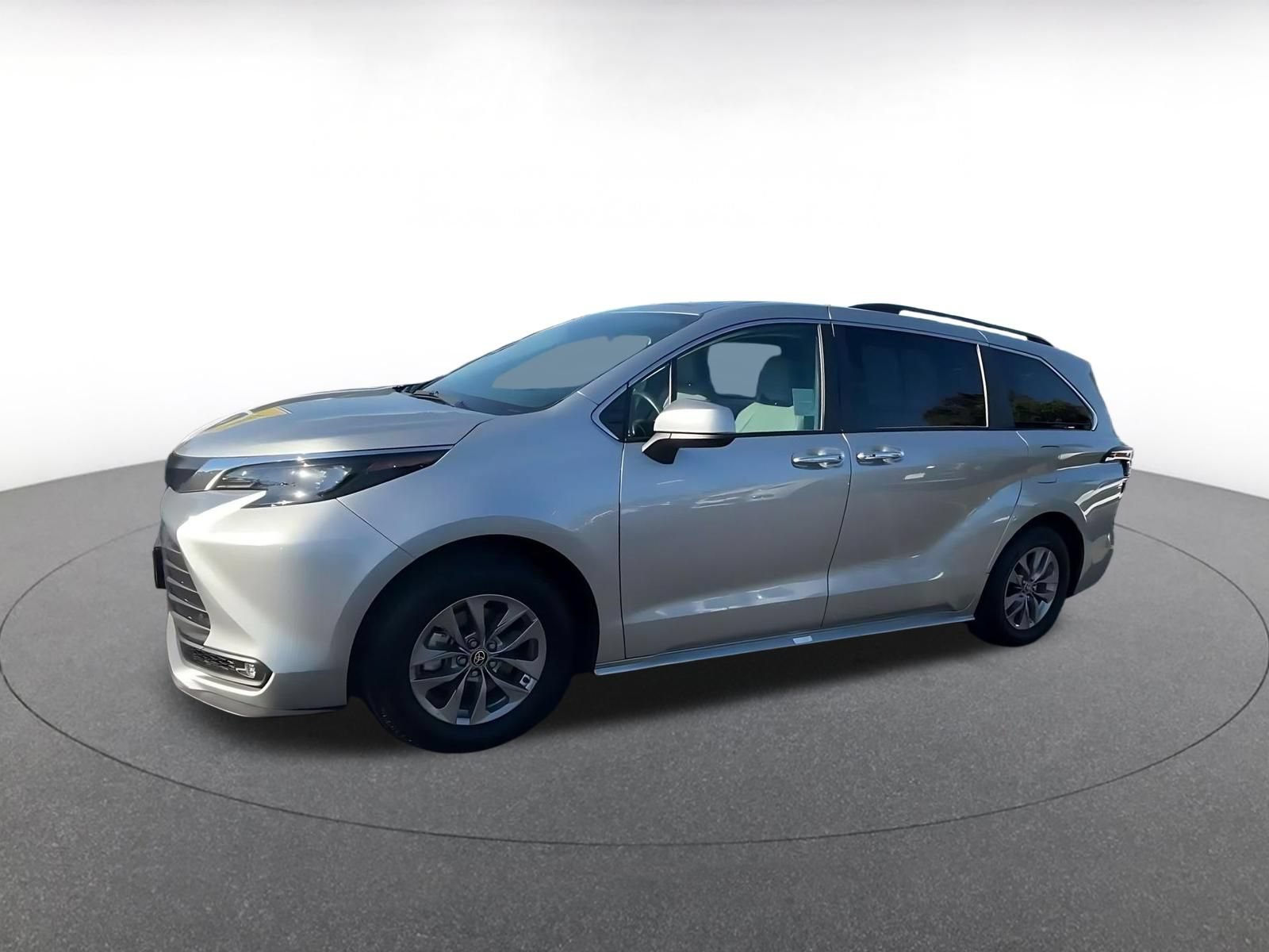 Used 2025 Toyota Sienna XLE FWD image 7