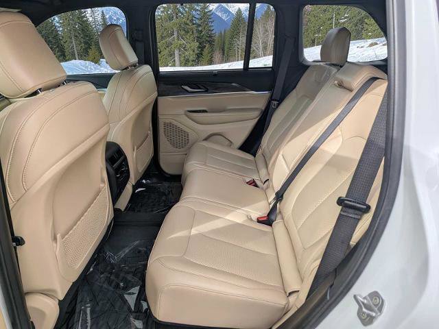 Used 2025 Jeep Grand Cherokee Limited w/ Luxury Tech Group II image 17