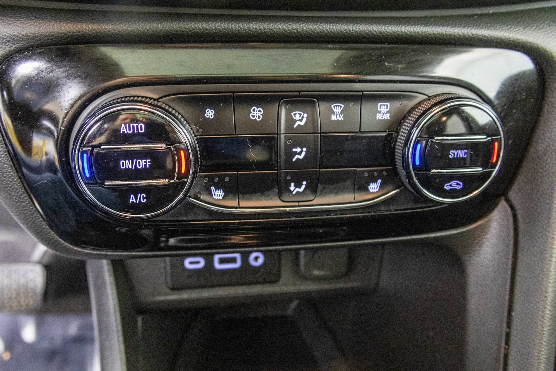 Used 2022 Buick Encore GX Essence w/ Experience Buick Package AWD/4WD image 26
