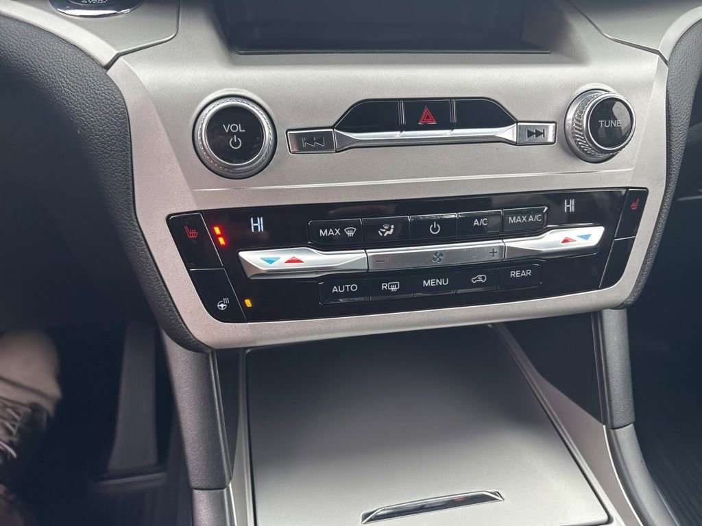 Used 2020 Ford Explorer XLT w/ Comfort Package image 14