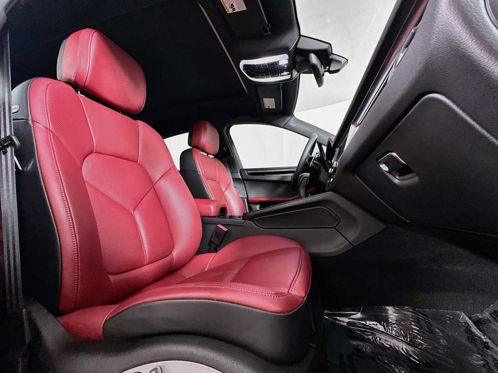 Certified 2026 Porsche Macan AWD/4WD image 29