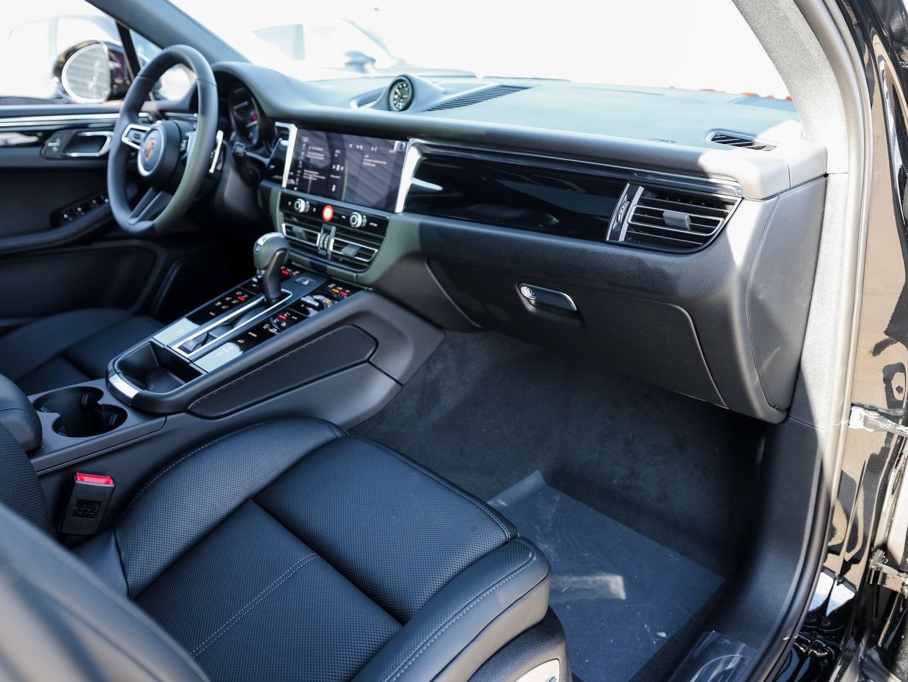 Certified 2026 Porsche Macan AWD/4WD image 27
