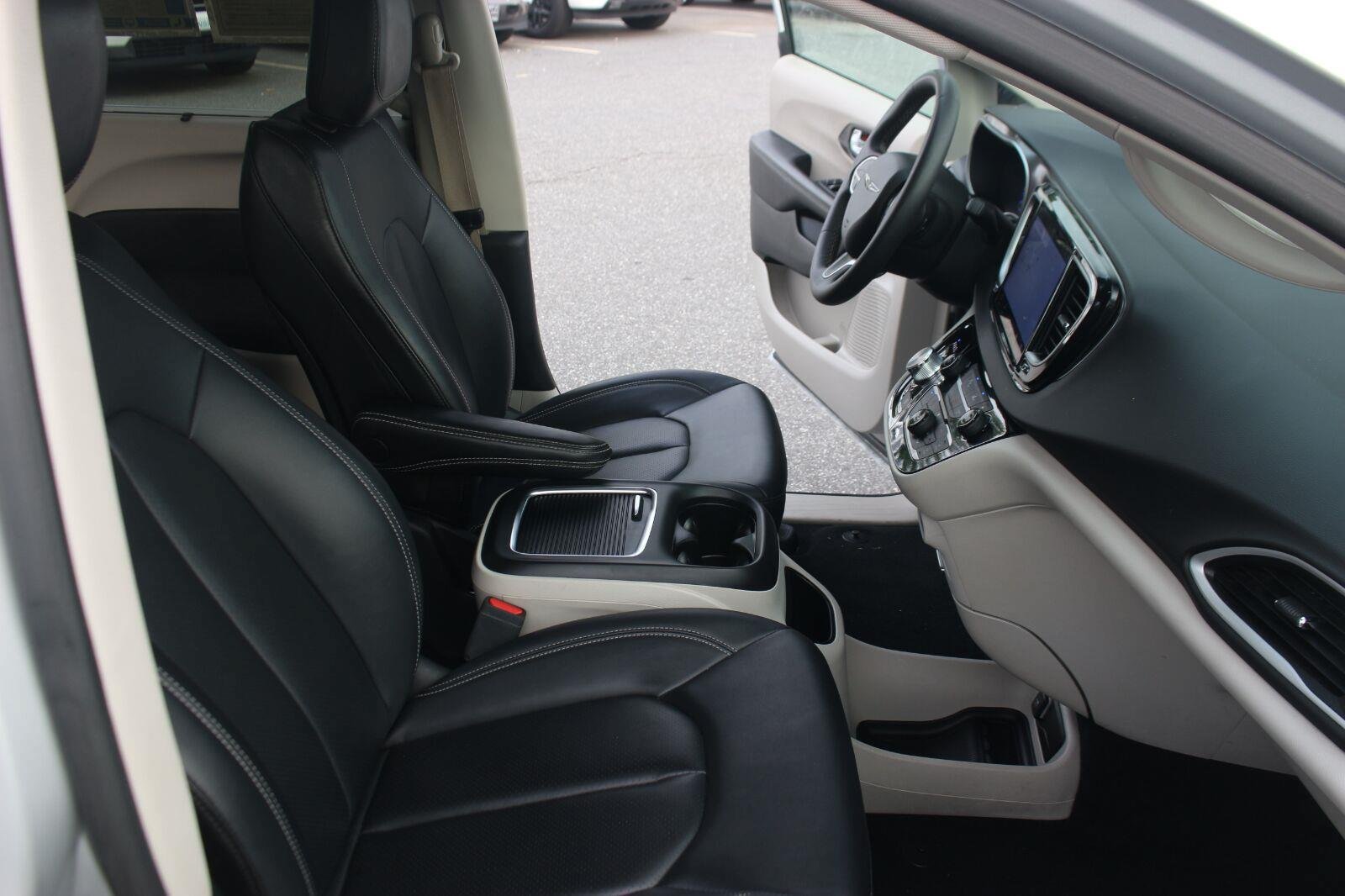 Used 2024 Chrysler Pacifica Touring-L FWD image 33