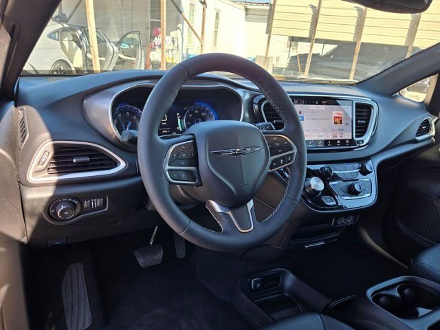 Used 2025 Chrysler Pacifica Select image 15