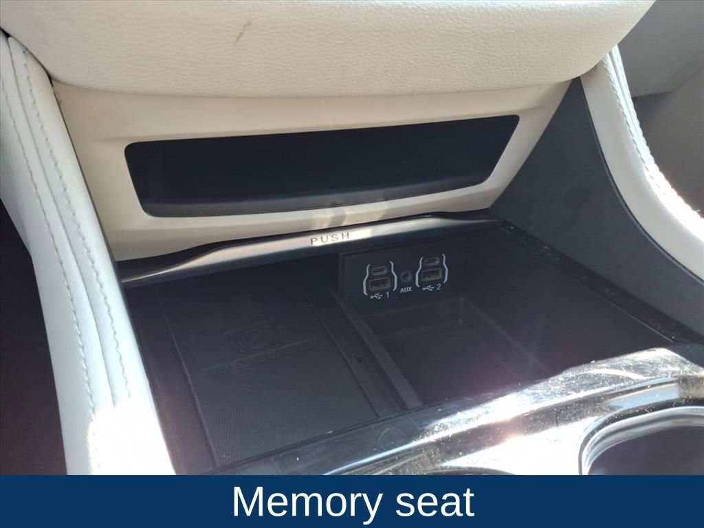 Used 2023 Chrysler Pacifica Limited image 8