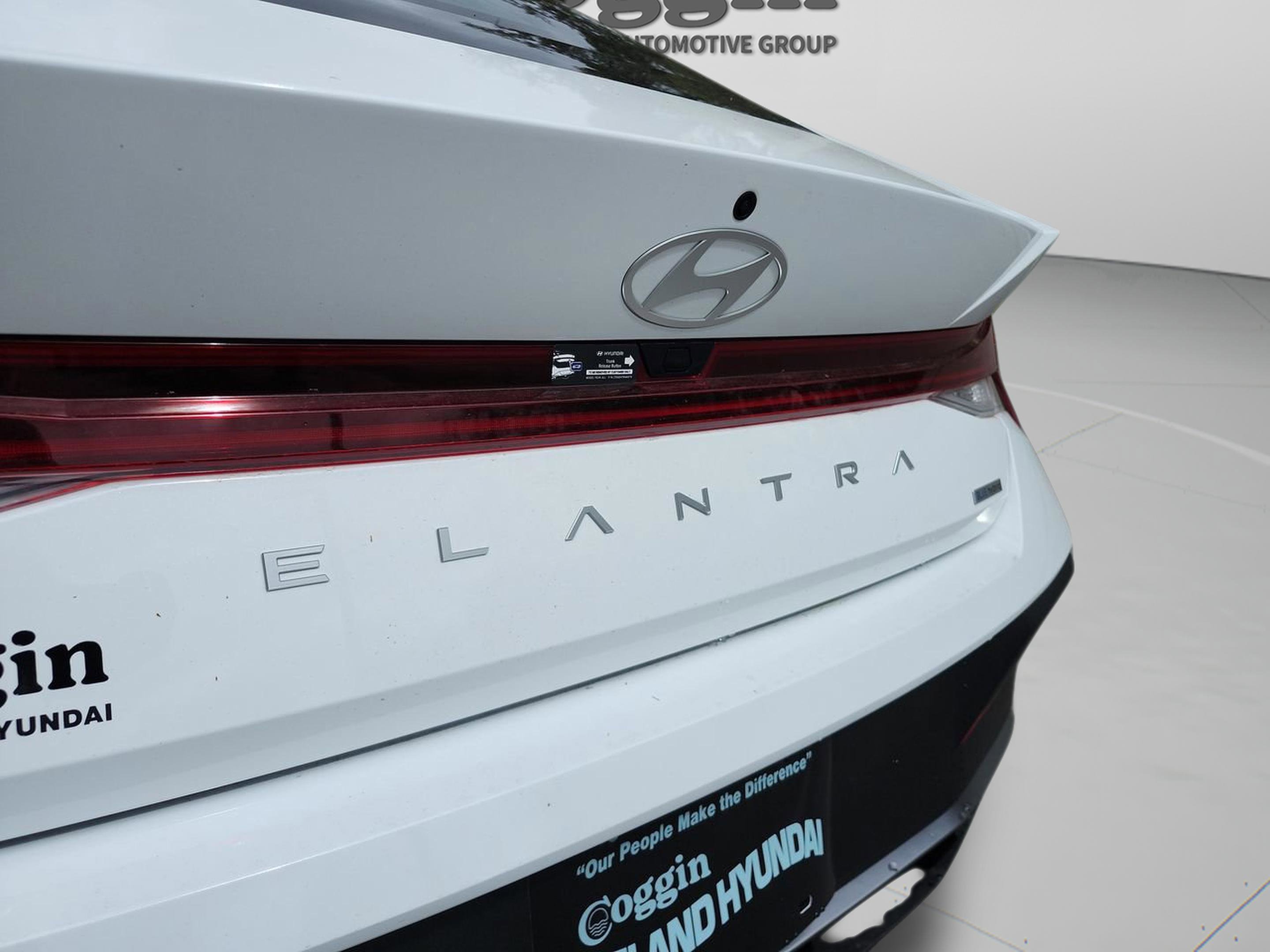 New 2026 Hyundai Elantra Hybrid FWD image 23