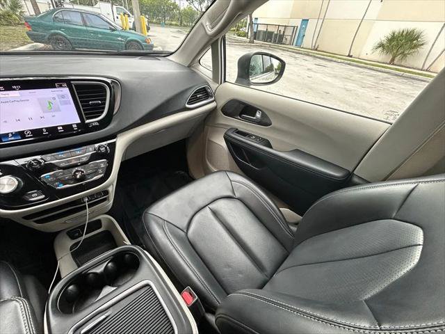 Certified 2023 Chrysler Pacifica Touring-L FWD image 11