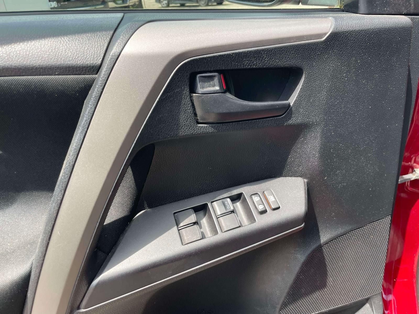Used 2018 Toyota RAV4 LE w/ All Weather Liner Package AWD/4WD image 17
