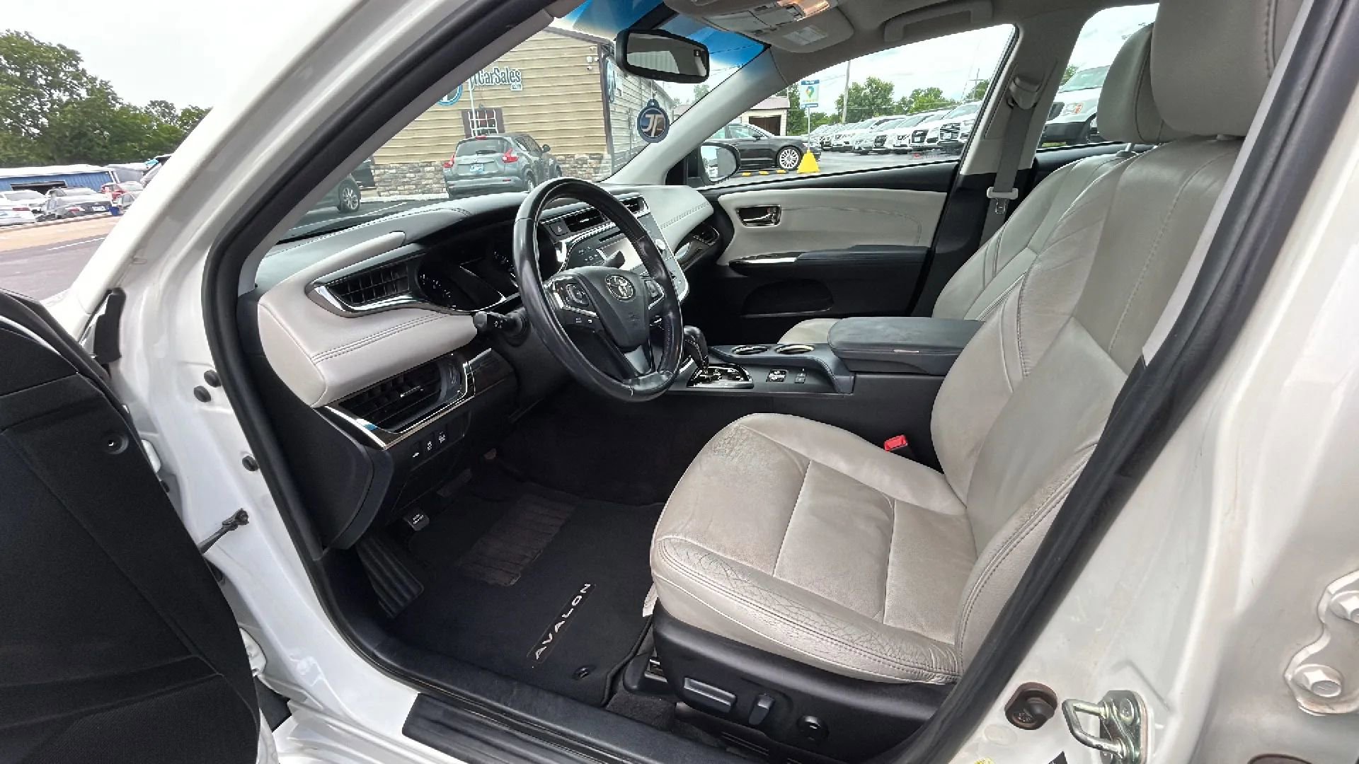 Used 2013 Toyota Avalon XLE Touring FWD image 2