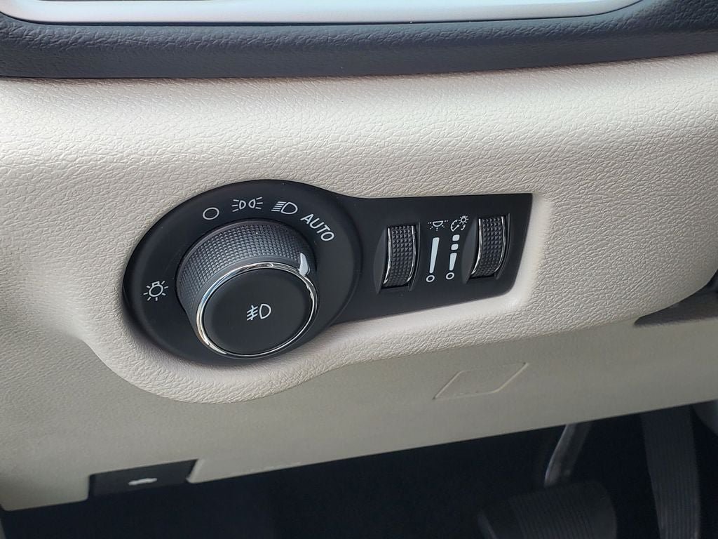 Used 2024 Chrysler Pacifica Touring-L FWD image 9