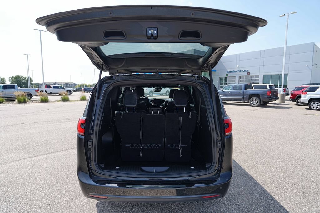 Used 2025 Chrysler Pacifica Limited FWD image 14