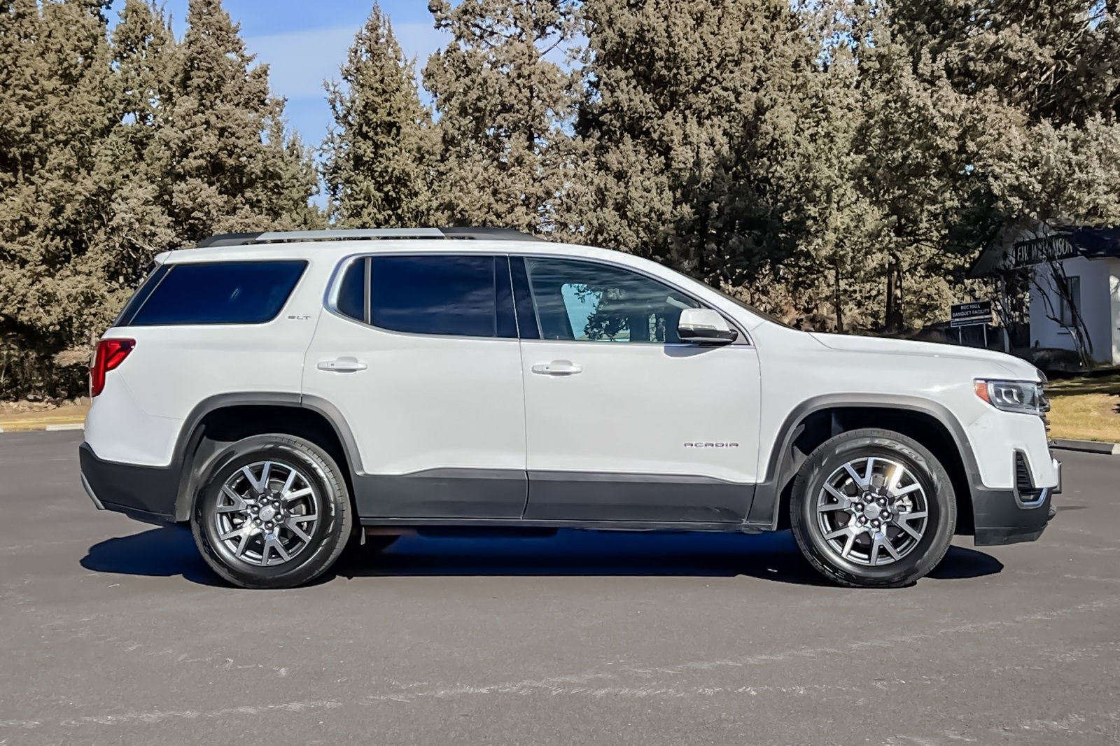 Used 2023 GMC Acadia SLT image 3