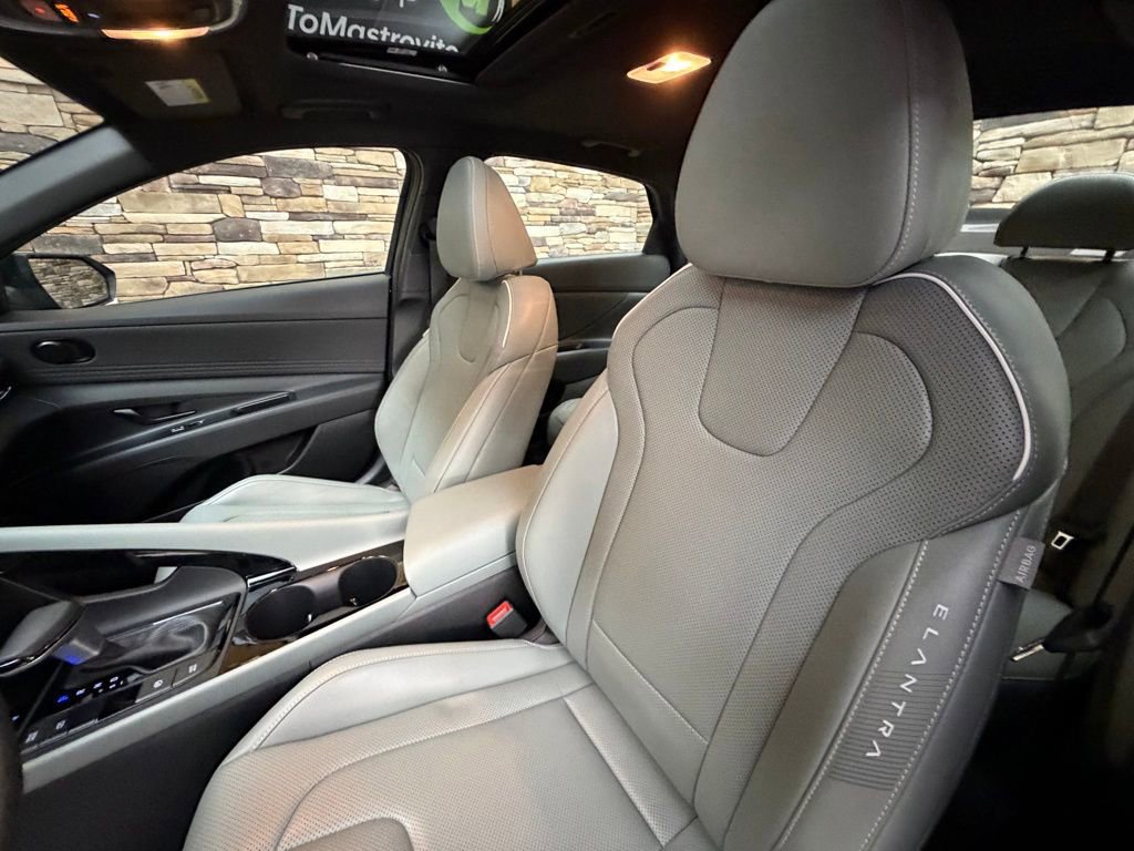 Certified 2025 Hyundai Elantra Limited FWD image 10