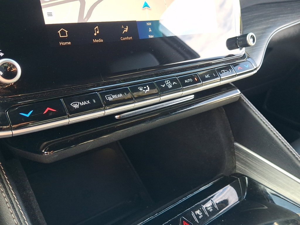 Used 2024 Jeep Wagoneer L Series II w/ Flexible Seating Group AWD/4WD image 29
