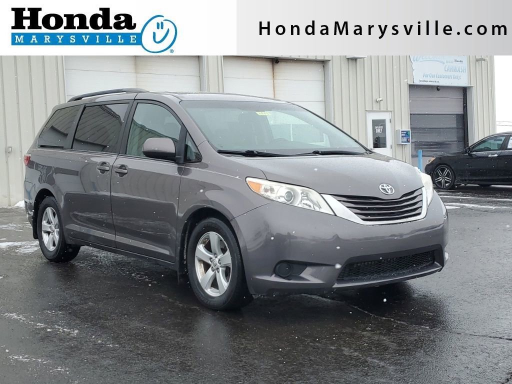 Used 2015 Toyota Sienna LE image 1