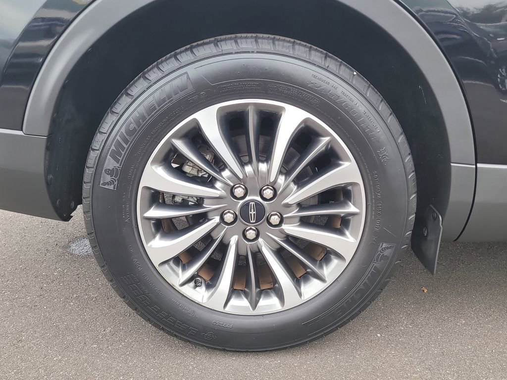 Used 2022 Lincoln Nautilus FWD w/ Premium Package image 5