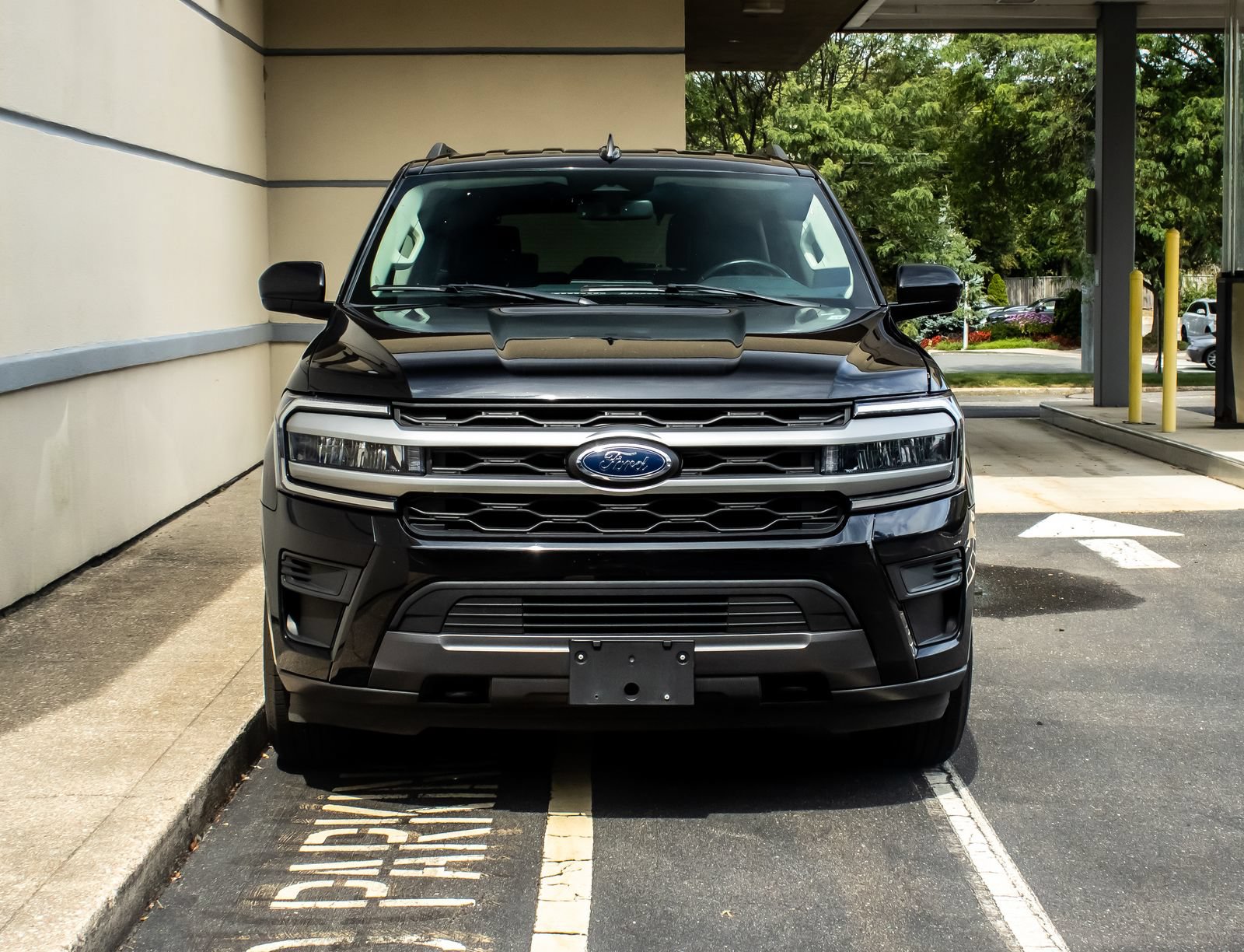 Used 2023 Ford Expedition XLT AWD/4WD image 2