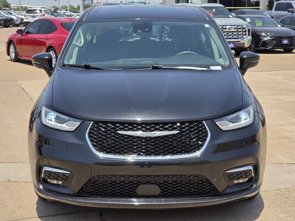 Used 2024 Chrysler Pacifica Touring-L FWD image 3