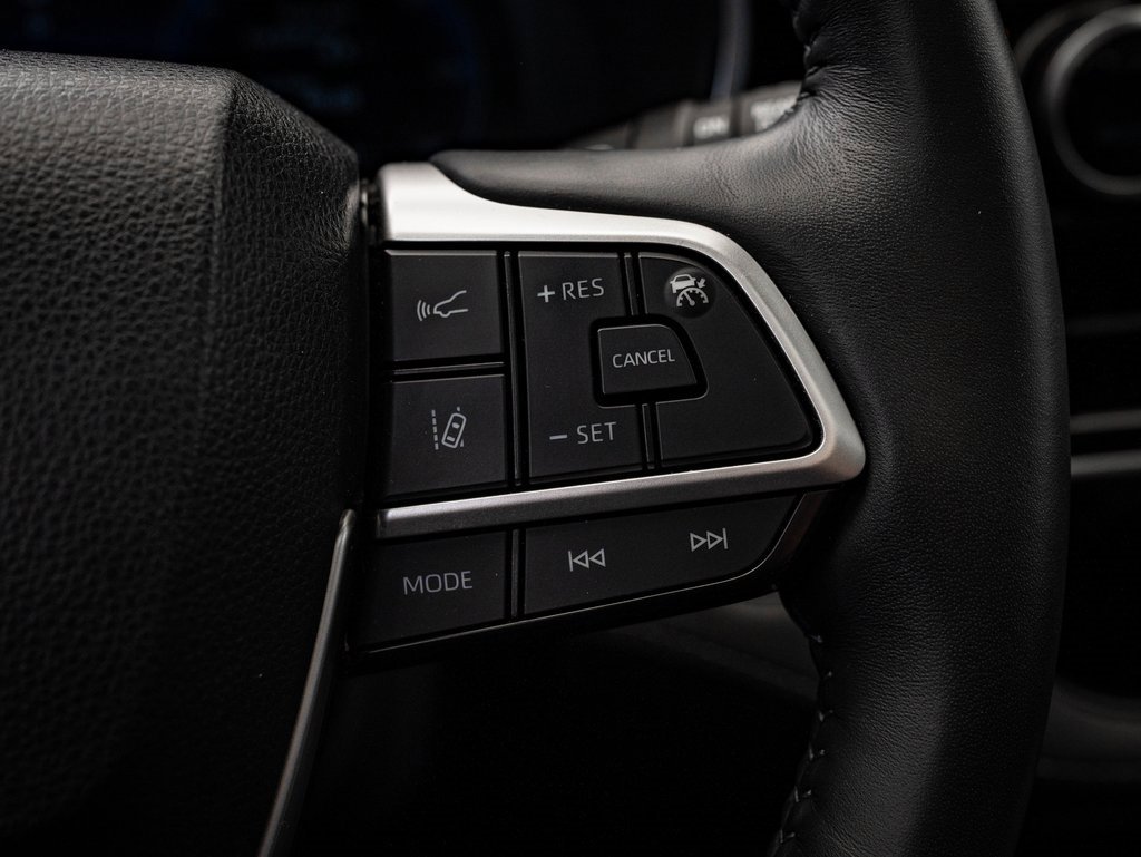 Used 2023 Toyota Highlander Platinum image 32