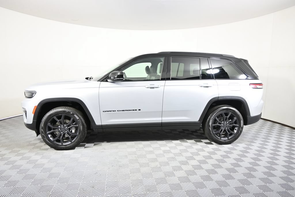 Used 2025 Jeep Grand Cherokee Limited w/ Trailer Tow Package AWD/4WD image 2