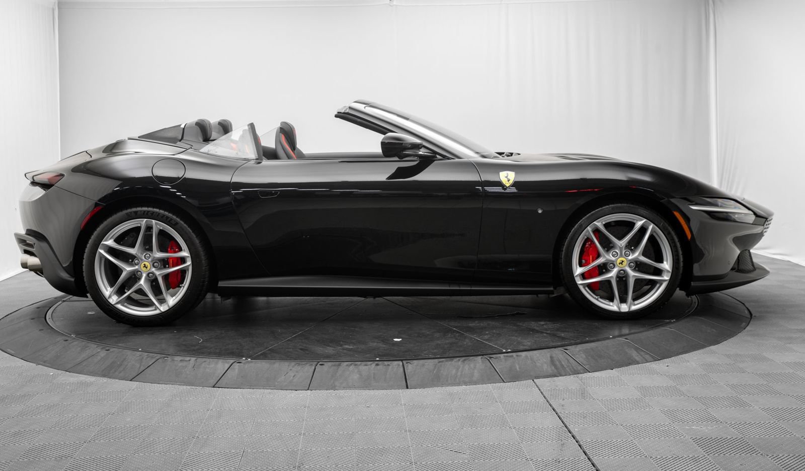 Used 2026 Ferrari Roma Spider RWD image 7