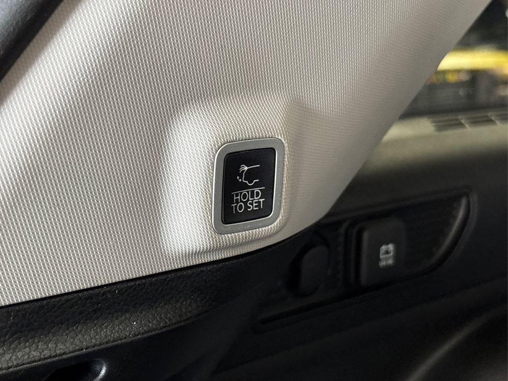 Used 2023 Jeep Grand Cherokee Limited w/ Luxury Tech Group II image 14