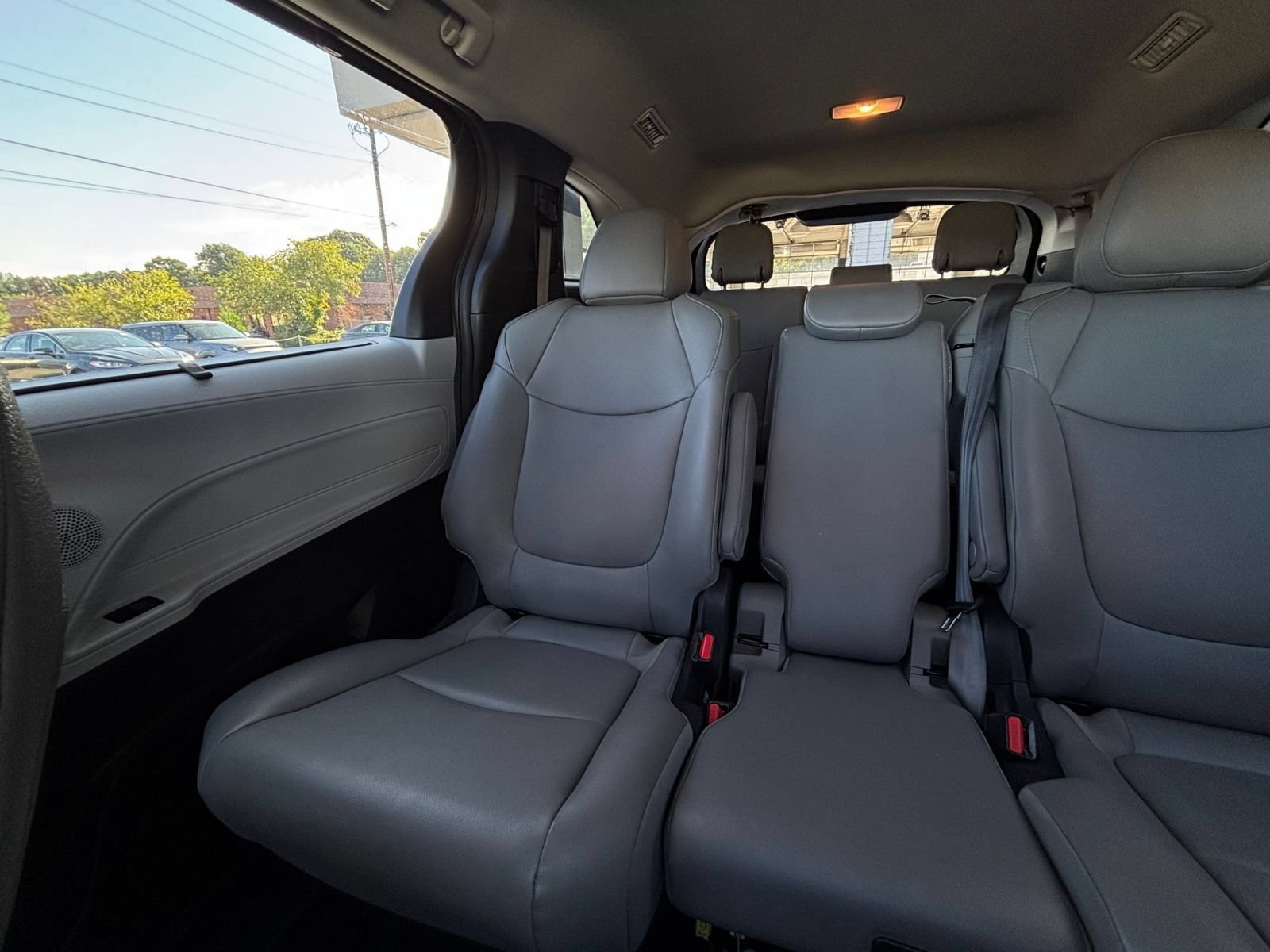Used 2025 Toyota Sienna XLE FWD image 42
