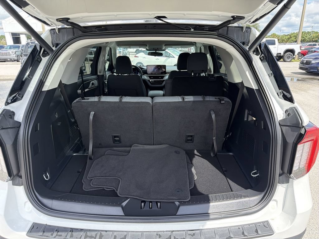Used 2025 Ford Explorer Active RWD image 11