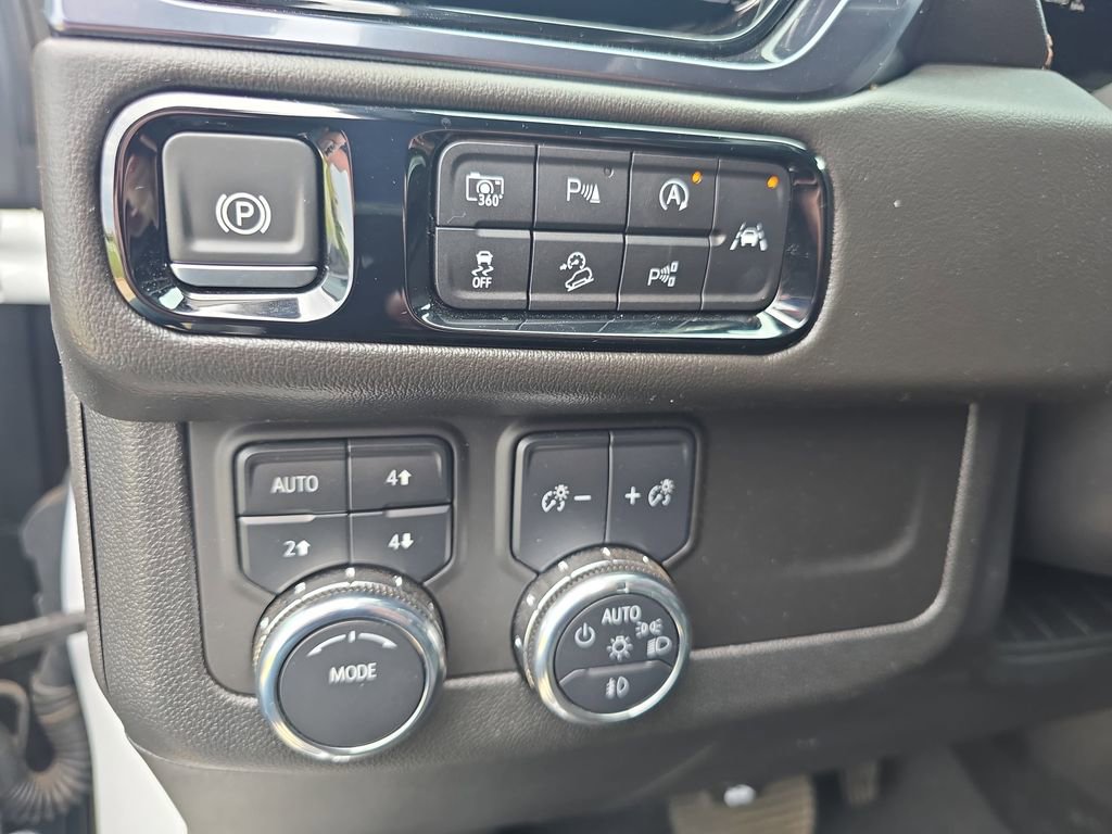 Used 2025 GMC Yukon XL AT4 w/ AT4 Premium Package AWD/4WD image 27