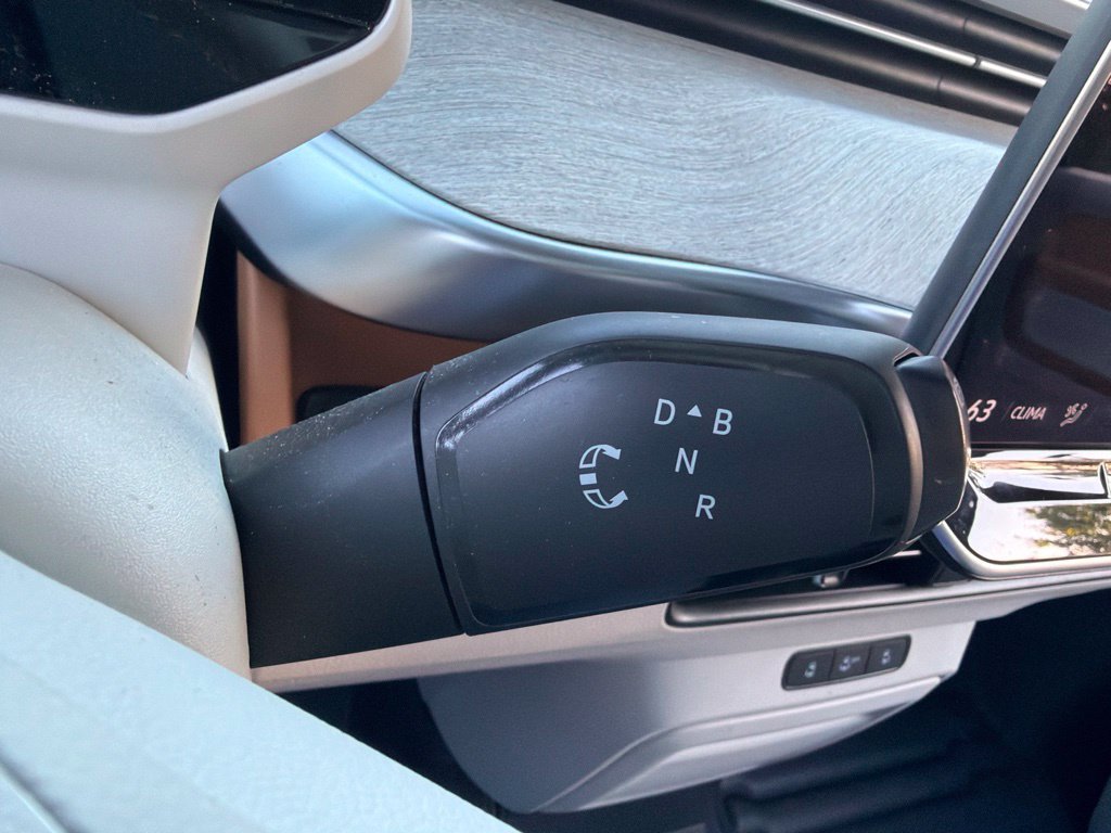 Used 2025 Volkswagen ID. Buzz 1st Edition AWD/4WD image 21