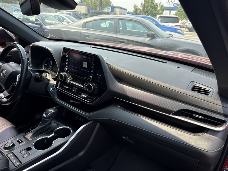 Used 2022 Toyota Highlander XSE AWD/4WD image 24