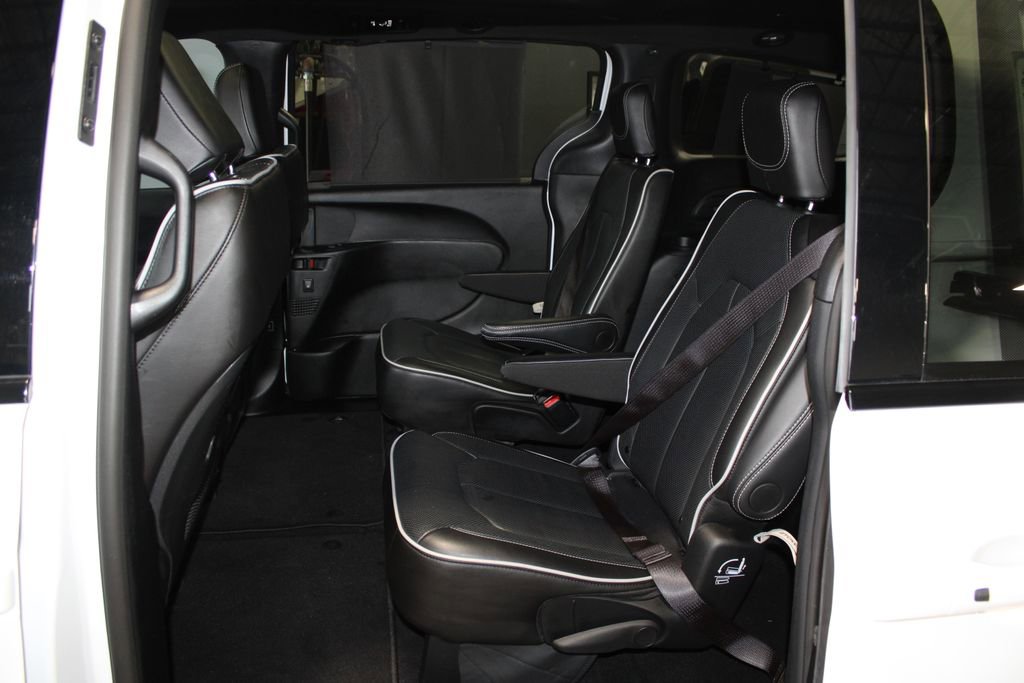 Used 2025 Chrysler Pacifica Limited FWD image 17