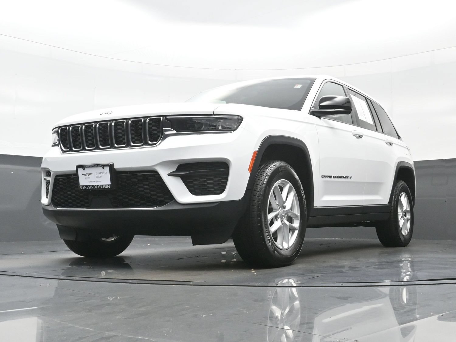 Used 2023 Jeep Grand Cherokee Laredo AWD/4WD image 25