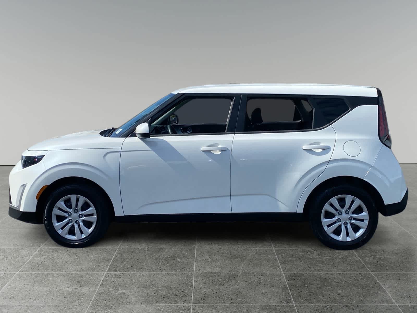 Used 2025 Kia Soul LX image 2