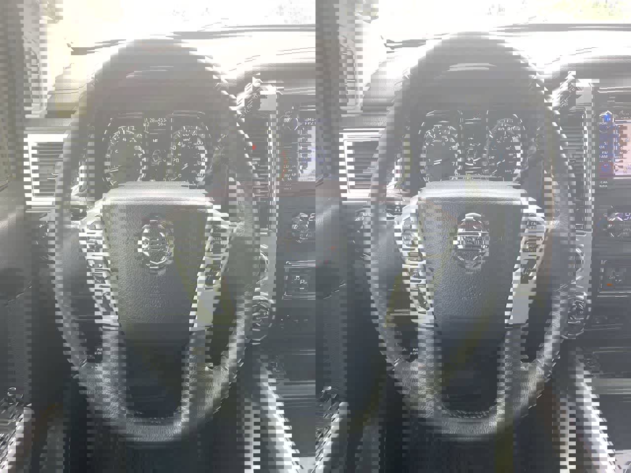 Used 2018 Nissan Titan SV w/ SV Convenience Package image 14