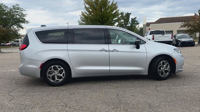 Used 2024 Chrysler Pacifica Limited FWD image 9