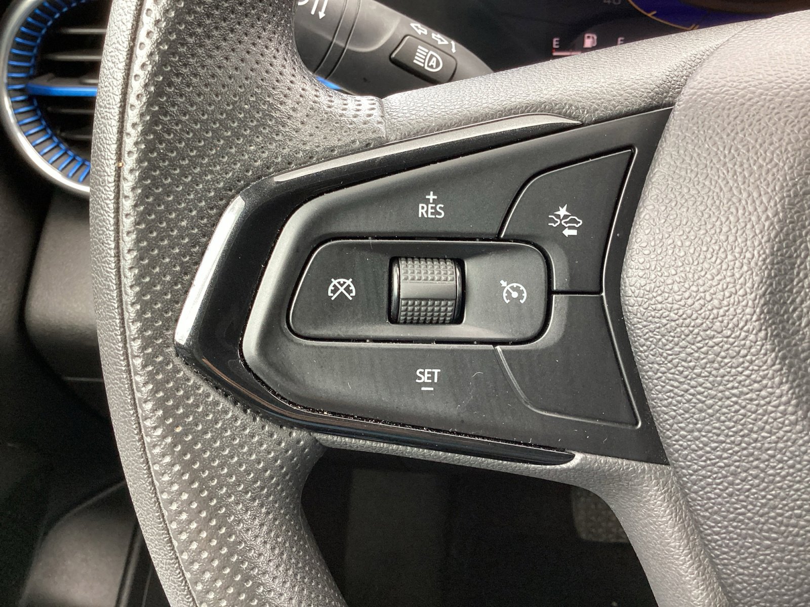 Used 2025 Chevrolet Trax LT FWD image 6