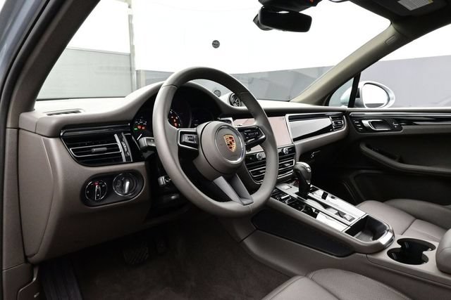 Certified 2025 Porsche Macan AWD/4WD image 4