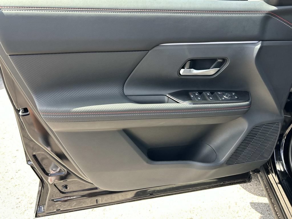 New 2026 Nissan Kicks SR w/ SR Premium Package FWD image 16
